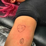 Фото татуировки на руке: небольшая надпись "I live so I love" и изображение пламени, выполненные тонкими линиями. Идеи для минималистичных тату с цитатами.