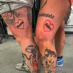 Фото парных тату в виде красных сердец с надписями имен на бедрах. Романтичные и символичные татуировки для влюбленных.