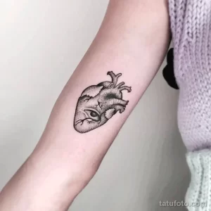 Фото тату: реалистичное изображение сердца, выполненное в технике dotwork. Детализированный и выразительный рисунок татуировки на руке.