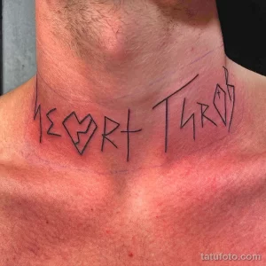 Фото татуировки надписи 'HEART THROB' с изображением сердца, выполненной на шее мужчины. Необычный и стильный рисунок татуировки.
