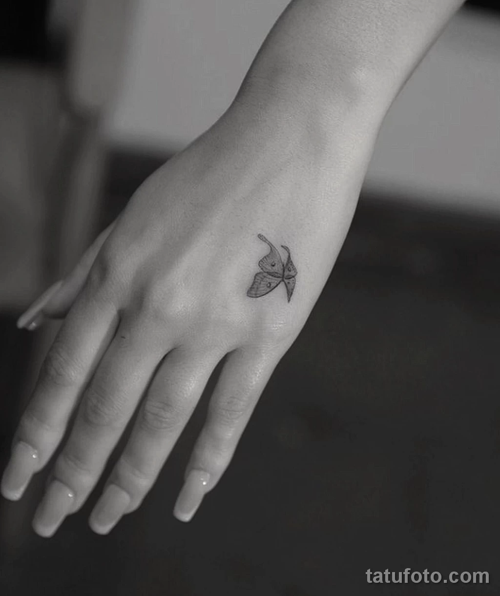 Алекса Деми (сериал Эйфория) сделала мини тату с бабочкой на руке от Доктора Ву - фото 20032022 2