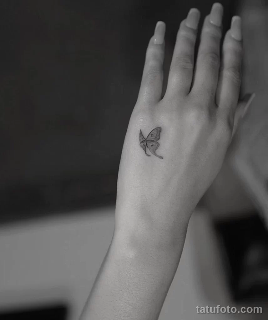 Алекса Деми (сериал Эйфория) сделала мини тату с бабочкой на руке от Доктора Ву - фото 20032022 3