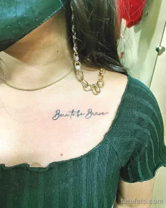 Фото тату надписи 'Born to be Brave' на ключице. Элегантный шрифт и минималистичный дизайн делают этот рисунок татуировки идеальным для девушек.