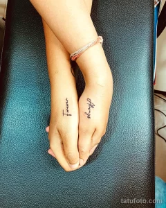 Фото тату: Две руки с парными татуировками: на одной надпись 'Forever', на другой - 'Always'. Романтичный рисунок татуировки для влюбленных.
