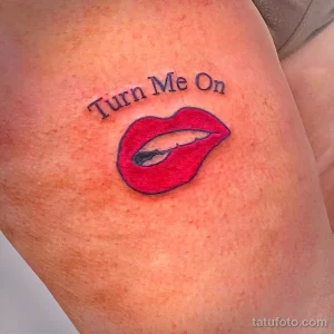 Фото тату с изображением красных губ и надписи "Turn Me On". Яркий и сексуальный рисунок.