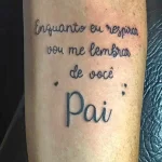 Фото тату на руке с надписью на португальском языке "Enquanto eu respirar vou me lembrar de você Pai". Элегантный рисунок татуировки выполнен каллиграфическим шрифтом.
