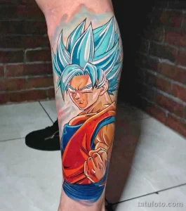 Фото татуировки Гоку из аниме Dragon Ball на ноге. Яркий и красочный рисунок в стиле аниме. Эскиз тату для фанатов аниме.