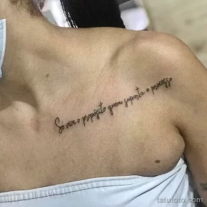 Фото тату: надпись "Só vive o propósito quem suporta o processo" (Живет только тот, кто выдерживает процесс) на груди женщины, выполненная каллиграфическим шрифтом.
