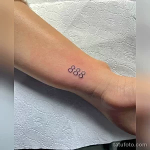 Фото тату на запястье с изображением числа 888. Черные чернила, минималистичный стиль. Идеи для тату.