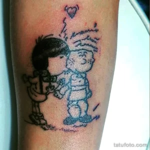 Фото тату: татуировка персонажа Снупи из комиксов Peanuts, держащего воздушный шарик в форме сердца. Мультяшный стиль, черно-серый рисунок татуировки.