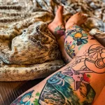 Фото тату на ноге: яркие персонажи аниме и элементы пейзажа. Цветной рисунок, детализированный дизайн, стиль аниме.