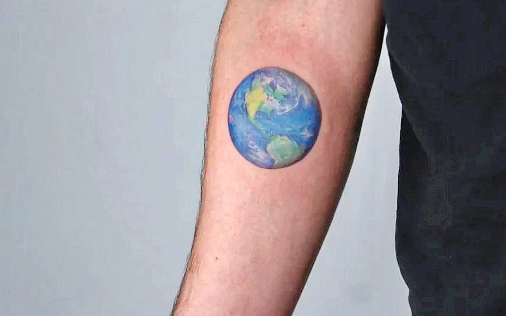 Тату с рисунком планеты Земля ко Дню Защиты Земли – 30 марта 2022