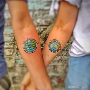 Фото парных тату на предплечьях: два земных шара в кругах, с бумажными самолетиками. Стиль - минимализм, графика.