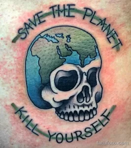 Фото тату на плече с изображением черепа внутри земного шара и надписью 'Save the Planet Kill Yourself'. Символизирует экологический кризис.
