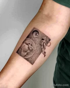 Фото тату: татуировка в технике dotwork с изображением космонавта на фоне Земли и Луны.