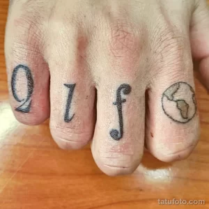 Фото тату на пальцах: буквы 'Q', 'I', 'f' и изображение Земли. Маленькие черно-белые татуировки.