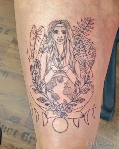 Фото тату на бедре: красивая девушка, держащая в руках глобус, окруженная кристаллами и тропическими листьями. Детализированный эскиз тату в стиле графика.
