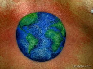 Фото тату: реалистичное изображение планеты Земля на плече, выполненное в ярких синих и зеленых тонах. Идеальный эскиз тату для любителей географии.