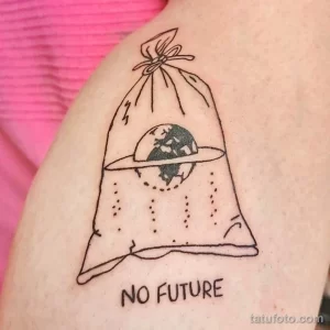 Фото тату на руке с изображением Земли в мусорном пакете и надписью "No Future". Черно-белый рисунок татуировки в минималистичном стиле.