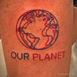 Фото тату: цветная татуировка Земли, обведенной синей линией, с надписью 'Our Planet' внизу. Рисунок выполнен в наивном стиле.