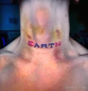 Фото тату: Яркая татуировка надписи "EARTH" с использованием разных цветов на шее. Необычный и привлекающий внимание рисунок татуировки.