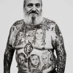 Фото тату с портретами детей и женщин на груди и плечах мужчины. Детализированные портреты, реалистичный стиль, пример татуировки на всю грудь.