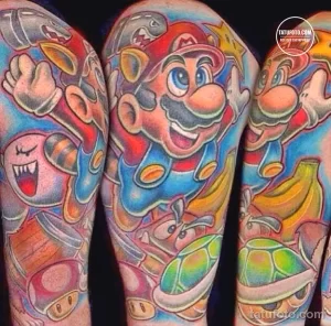 Фото тату персонажей Super Mario на руке, выполненного в ярких, мультяшных цветах. Эскиз татуировки символизирует ностальгию и любовь к видеоиграм.