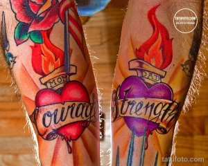 Фото парных татуировок на предплечьях, изображающих горящие сердца с надписями 'Mom' и 'Dad'. Рисунок выполнен в ярких цветах.