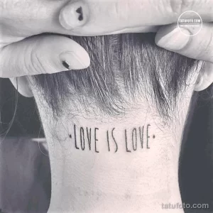Фото минималистичной татуировки на руке с надписью 'Love is Love'. Рисунок выполнен в черном цвете, простым шрифтом.