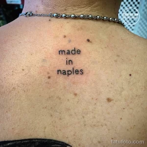 Фото тату надписи "made in naples" на груди. Простой шрифт, минималистичный дизайн. Идеи для тату.