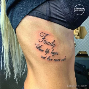Фото тату надписи "Family Where life begins... and love never ends" на боку. Красивый шрифт и каллиграфия. Идеи для тату.