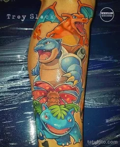 Цветное фото татуировки с изображением покемонов Charizard, Blastoise и Squirtle на руке. Детализированный рисунок в стиле аниме.