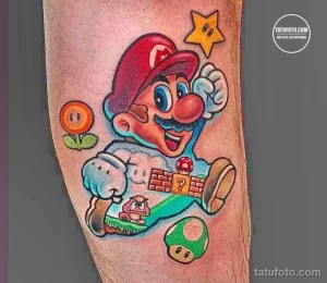 Фото яркой татуировки с изображением Марио из игры Super Mario в прыжке, окруженного элементами игры, выполненной на руке.