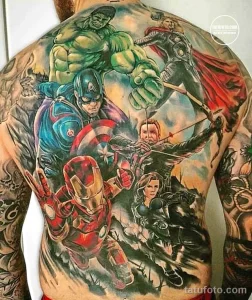 Фото татуировки на спине, изображающей супергероев Marvel: Халка, Капитана Америку, Железного человека, Черную вдову и Соколиного глаза. Яркий и красочный рисунок.