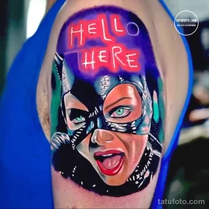Фото тату: красочное изображение Харли Квинн и Человека-загадки из вселенной DC Comics на руке. Мультяшный стиль и яркие цвета.
