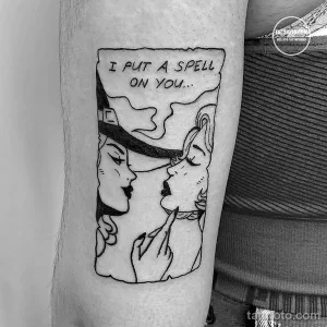 Фото тату в стиле старых комиксов с изображением женщины и надписью "I Put a Spell on You". Яркий рисунок татуировки на руке.