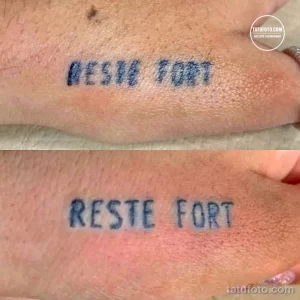 Фото тату надписи "RESTE FORT" на запястье. Минималистичный рисунок татуировки выполнен в черно-синем стиле.