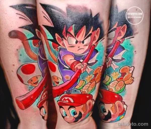 Фото тату на предплечье, изображающее персонажей из Dragon Ball и Super Mario. Яркие цвета, динамичная композиция, детализированный рисунок.