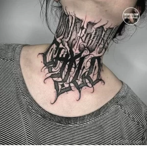 Фото татуировки надписи на шее в стиле Blackwork. Использованы плотные черные заливки и точечная техника для создания текстурного эффекта.
