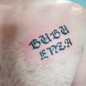 Фото тату: надпись 'BUBA LEPA' готическим шрифтом на руке мужчины, черные чернила, детализированный дизайн.