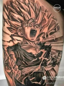 Фото татуировки на руке, изображающей Гоку из аниме Dragon Ball Z в момент трансформации. Детализированный рисунок с ярким выражением лица и динамичной позой.
