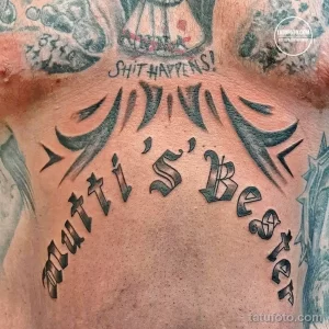 Фото тату: Черно-серая татуировка с надписью 'Multi's Bester' и изображением летящих птиц на груди. Оригинальный рисунок татуировки.