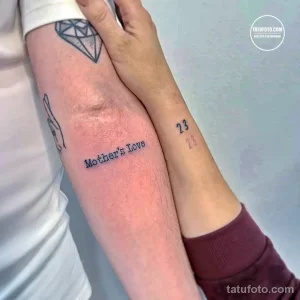 Фото парных тату: на одной руке изображен бриллиант и рука, на другой - число '23', выполненные в минималистичном стиле.