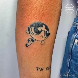 Фото тату: Минималистичная татуировка с изображением Пупырки из мультсериала 'Powerpuff Girls' на руке.