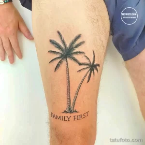 Фото тату: татуировка с изображением двух пальм и надписью "Family First" на ноге. Черно-белый рисунок в реалистичном стиле.