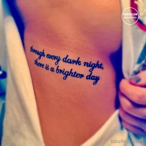 Фото тату на руке: надпись "through every dark night, there is a brighter day" в красивом шрифте. Минималистичная татуировка.