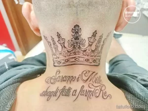 Фото татуировки короны и надписи на шее. Черно-белый рисунок в реалистичном стиле с детальной проработкой.