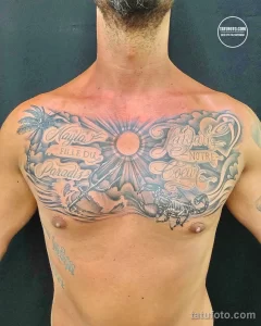 Фото татуировки на груди и животе мужчины в стиле blackwork. Изображение солнца, пальм, волн и надписей выполнено черными чернилами.
