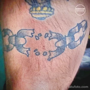 Фото тату в стиле Old School с изображением паруса, роз и надписей. Яркие цвета и четкие контуры.