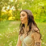 Фото тату на теле девушки. Небольшие, изящные рисунки, включая сердечки и абстрактные линии. Идеально для тех, кто предпочитает минимализм и женственность.